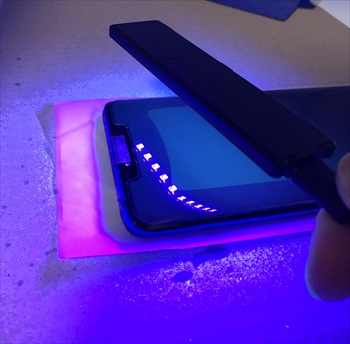 [購入レビュー]Mate20Proの曲面ディスプレイでも全く浮かない保護ガラスフィルム UV照射塗布型