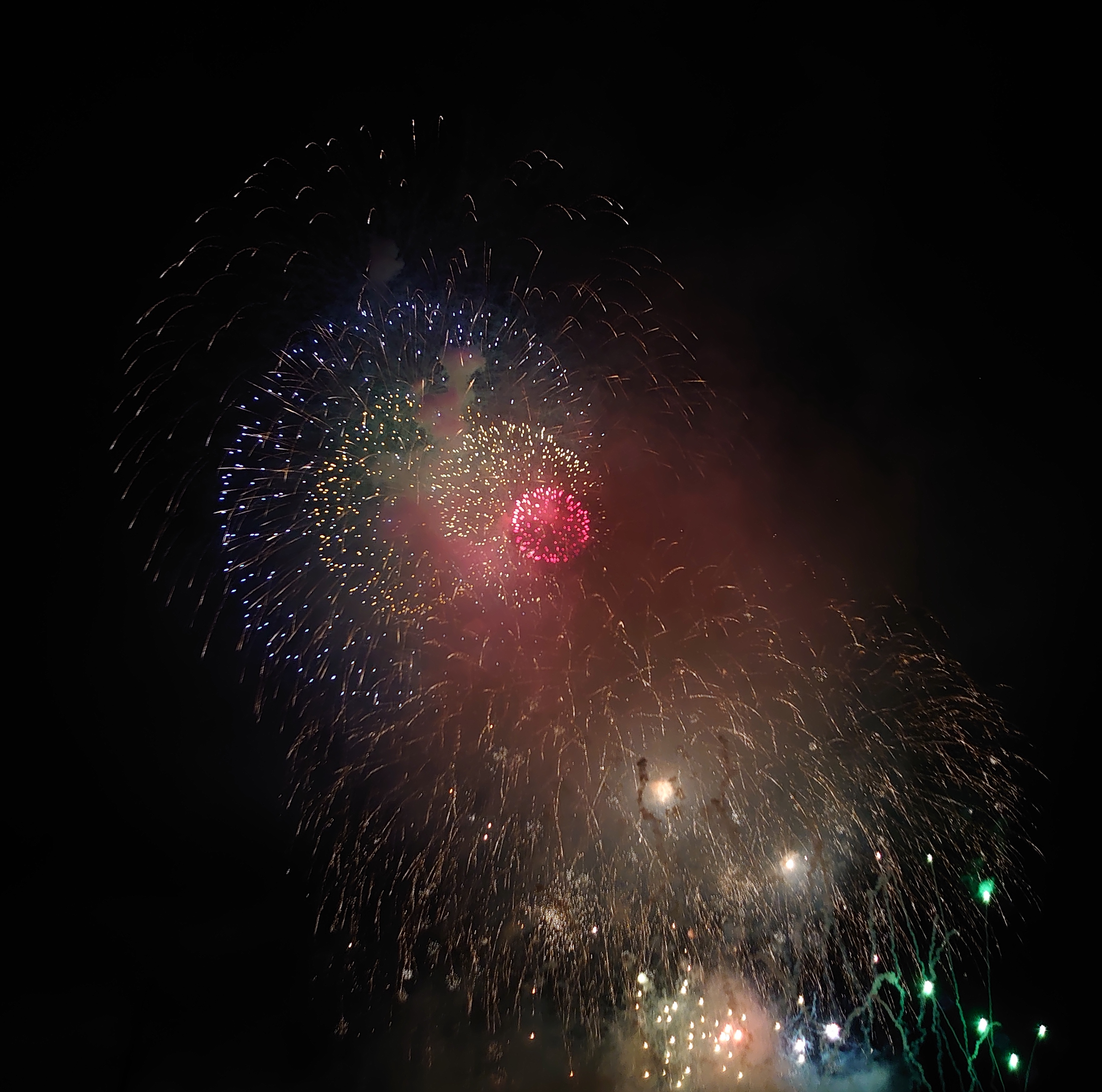 レビュー]Xperia1で花火写真は綺麗に撮れるか？カメラ機能を花火大会で 