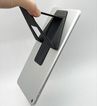 iPadをゴロ寝しながら本を読むのに最適-超薄い貼り付け型スタンドFold Standレビュー